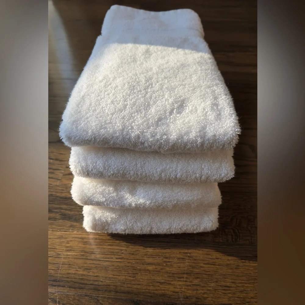 Set of 4 Hudson Park Collection hand towels